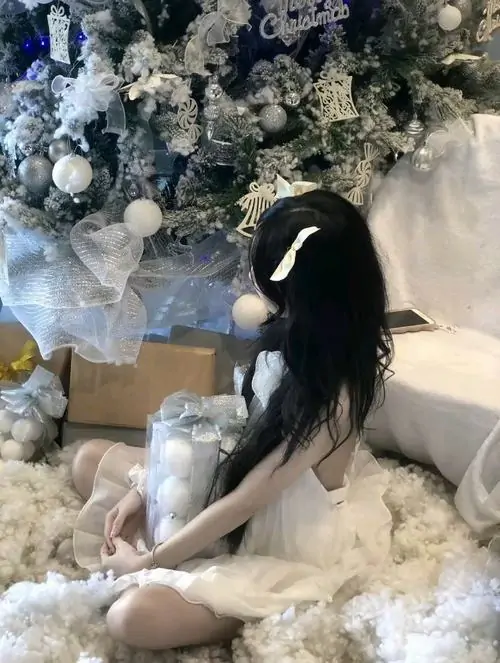 17 Cô gái ngồi giữa nền hoa trắng quay lưng để tóc đen dài kể câu chuyện nhẹ nhàng và rất có hồn