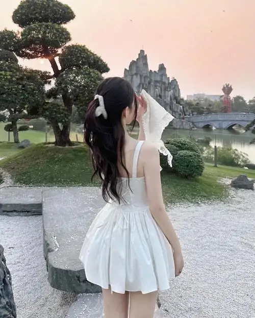 18 Ảnh gái xinh cute che mặt trong váy trắng cúi nhẹ bên hồ để khung hình mang nét nửa kín nửa hở