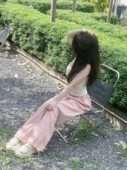 1 Ảnh gái xinh cute che mặt với váy hồng ngồi bên lối nhỏ quay lưng khoe mái tóc dài rất mong manh