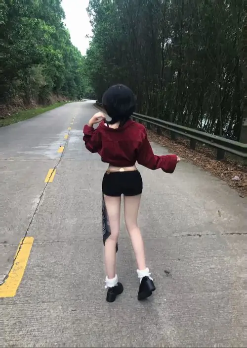 23 Ảnh gái xinh giấu mặt trên con đường vắng quay lưng dang tay khiến không gian phía sau càng tôn dáng người