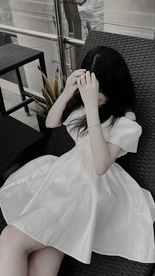 24 Cô gái mặc váy trắng ngồi trên giường lấy tay che mặt khiến thần thái mềm lại và bức ảnh riêng tư