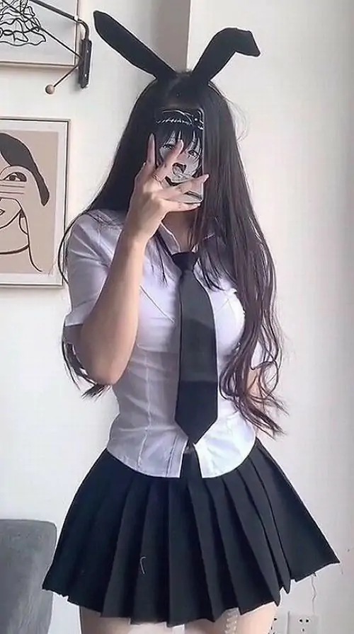 25 Ảnh gái dễ thương che mặt trước gương với tai thỏ nâng tay tạo thần sắc tinh nghịch mà cuốn hút