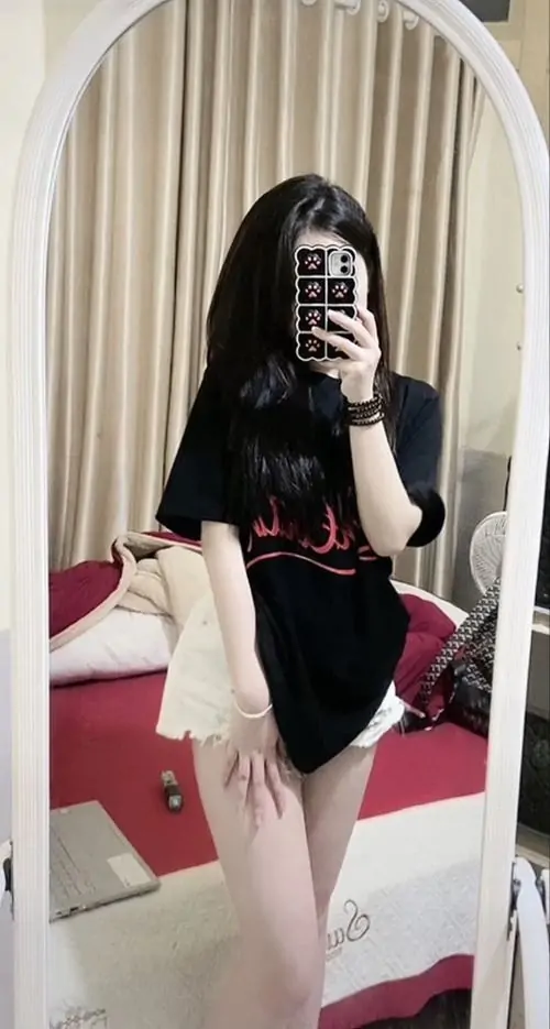 27 Ảnh gái cute che nửa mặt trong gương với váy đen ôm nhẹ cơ thể làm tổng thể nhìn gọn và cuốn