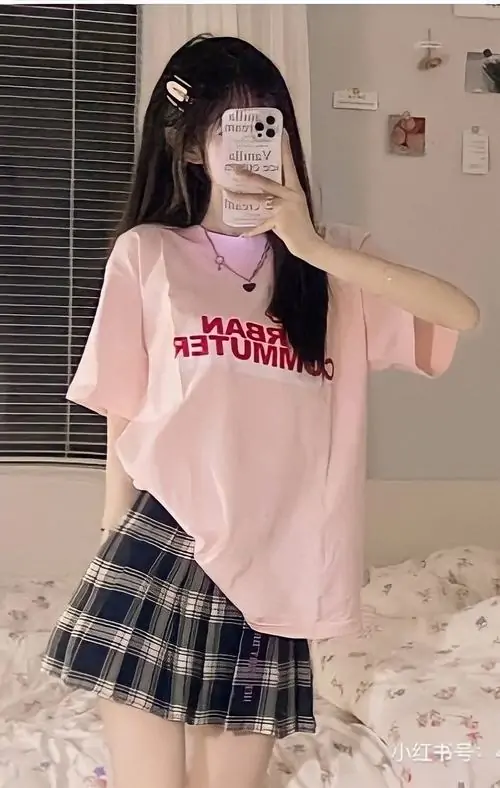 28 Cô gái chụp trước gương trong phòng ngủ để áo hồng và chân váy hiện nét học đường đáng yêu