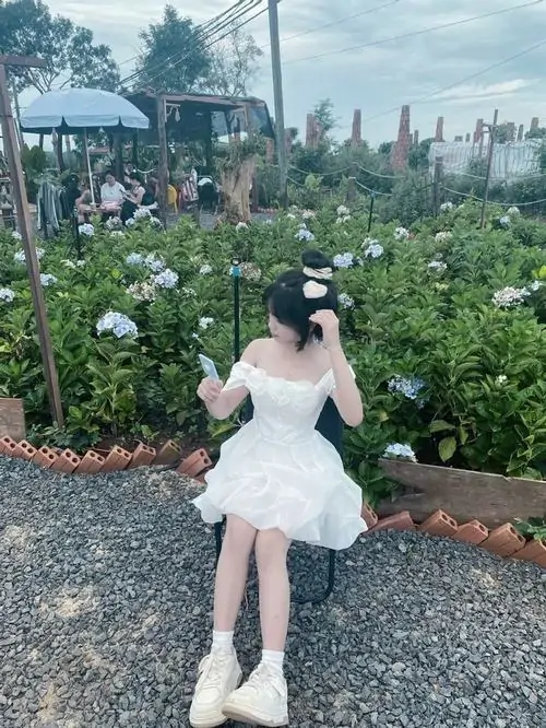 2 Ảnh gái đẹp che mặt trong váy trắng giữa vườn hoa quay lưng nhẹ làm khung hình dịu mắt và chất thơ