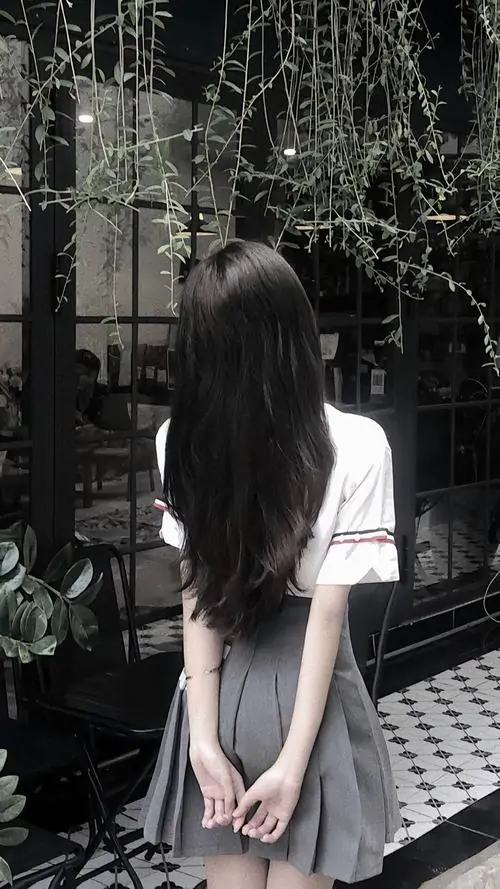 3 Cô gái trong áo trắng đứng trước khung kính tối quay lưng giấu mặt tạo cảm giác gần mà xa cuốn hút