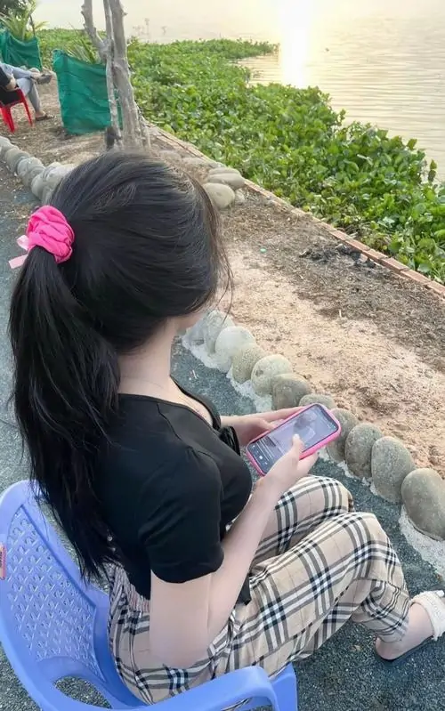 5 Ảnh gái xinh giấu mặt ngồi bên đường ôm gối nhìn điện thoại khiến điểm nhìn dồn vào tóc buộc nơ hồng