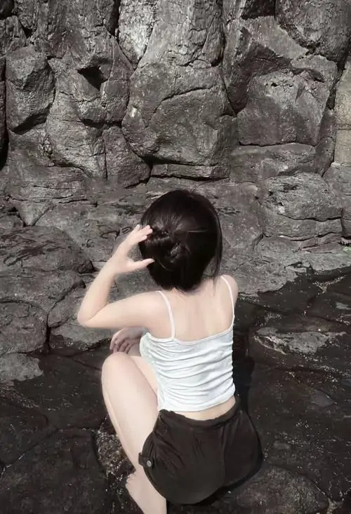 6 Cô gái mặc áo quây đứng trước vách đá lấy tay che nửa mặt để đôi mắt thành tâm điểm bí ẩn