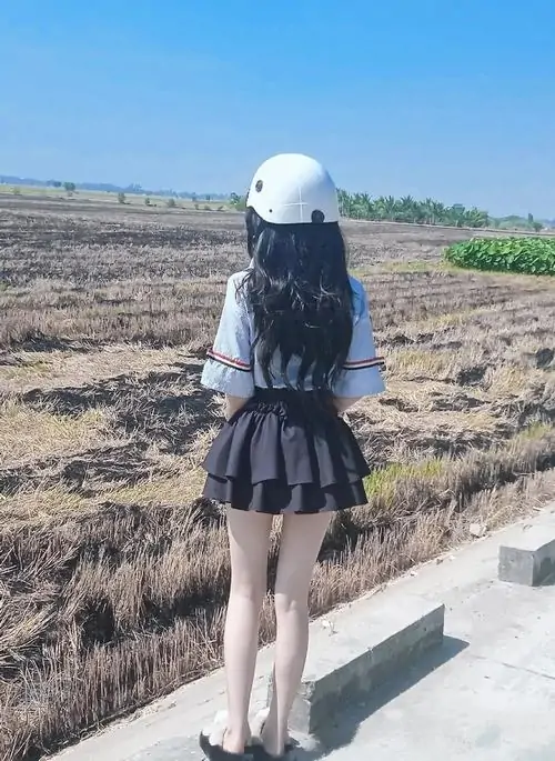 7 Ảnh gái cute che nửa mặt với mũ trắng đứng giữa đồng cỏ quay lưng nổi bật vóc dáng nhỏ nhắn