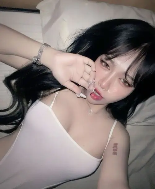 81 Ảnh Gái Xinh Da Trắng Ngực Bự Sexy phong cách nữ tính gợi cảm đầy tinh nghịch