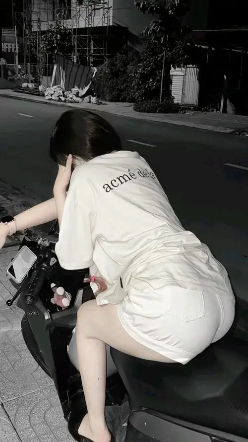 14 Cô gái trẻ ngồi khép người trên xe giữa đêm làm bật đôi chân dài và cảm giác uyển chuyển lạ mắt