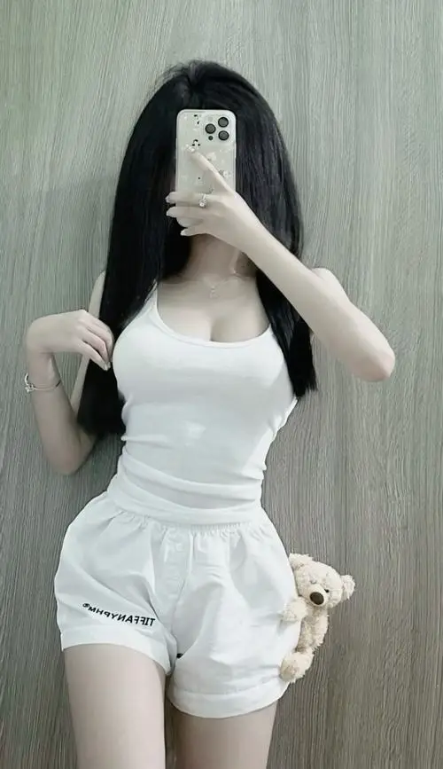 20 Sức hút đến từ bộ đồ trắng ngắn ôm vừa cơ thể giúp ảnh body chuẩn trông gọn và sáng