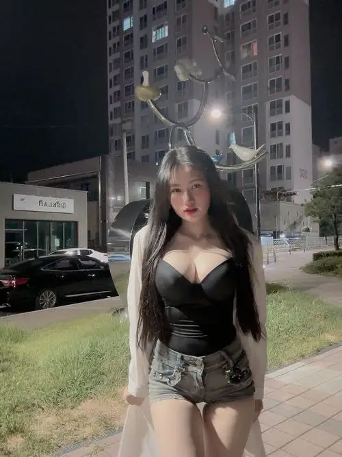 22 Ảnh gái xinh diện váy đen ngắn giữa phố đêm làm bật đường cong và tổng thể cân đối rất bắt mắt