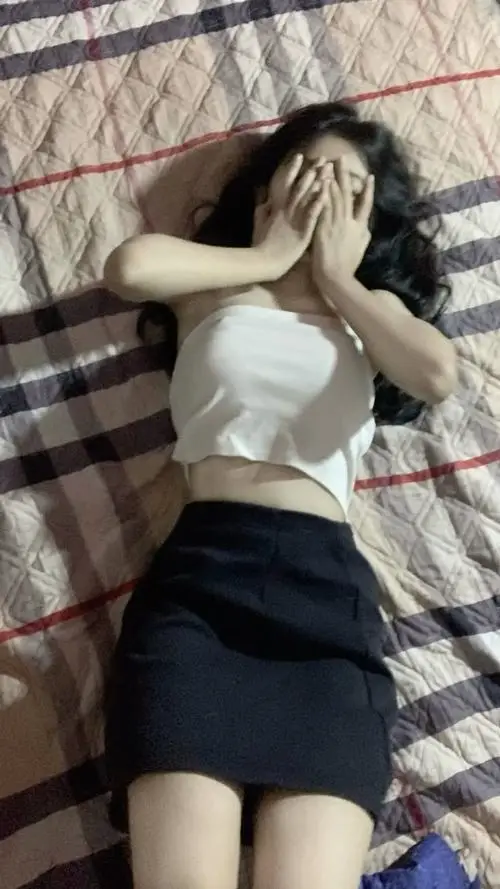 23 Khung hình nằm trên chăn kẻ với áo trắng chân váy tối khoe phần eo gọn và cơ thể nhẹ mắt