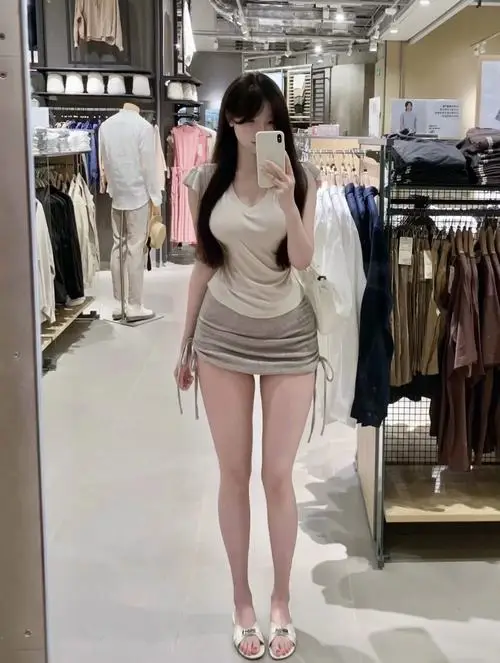 24 Bước dạo trong cửa hàng với váy ngắn sáng màu tôn tỉ lệ cơ thể và bước chân thanh