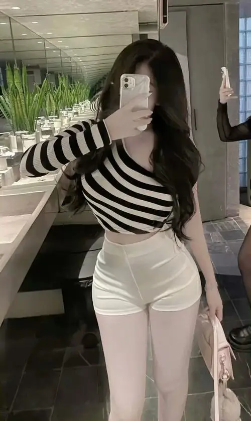 28 Khung hình chụp gương trong áo sọc và quần sáng ôm nhẹ phần hông tạo cảm giác hài hòa dễ nhìn