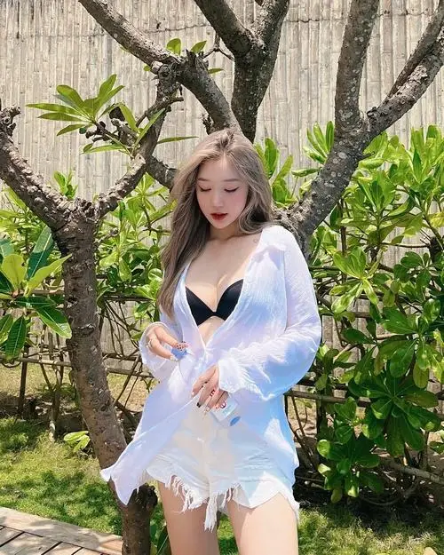 2 Gái đẹp khoác sơ mi trắng mỏng giữa vườn cây khoe eo nhỏ cùng làn da sáng tạo cảm giác dịu mắt