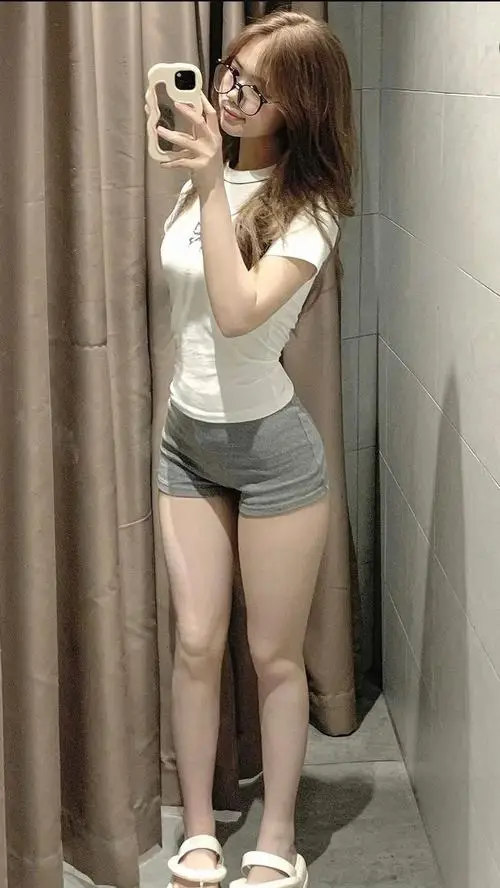 29 Gần gũi theo nét đời thường cô nàng mặc áo xám và short tối tôn vòng eo gọn trước rèm