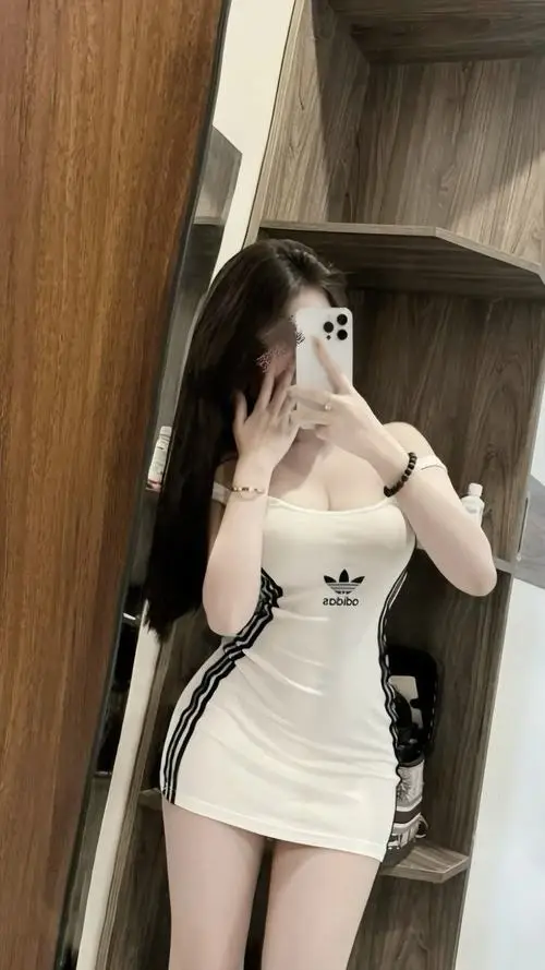 30 Bóng hồng diện váy trắng ôm ngắn trong gương khiến ảnh tỉ lệ vàng thêm cuốn nhờ thân hình gọn