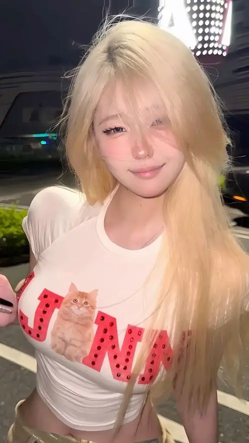 33 Cô nàng tóc vàng với áo chữ đỏ ôm nhẹ phần ngực và gương mặt sáng rất hút mắt