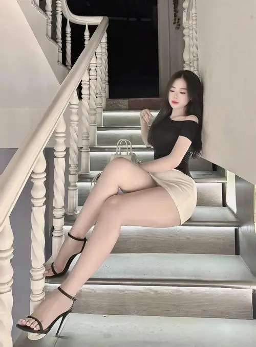 38 Hot girl sexy ngồi trên bậc thang trong váy đen ngắn khoe cặp chân thon và đường nét cơ thể gọn