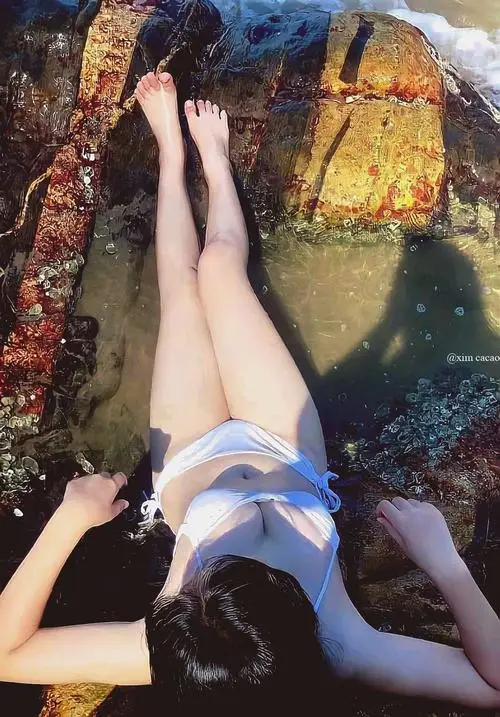 3 Nàng thơ cute nằm nghiêng bên mặt nước nâng cao đôi chân dài khiến khung hình vừa lạ vừa cuốn hút