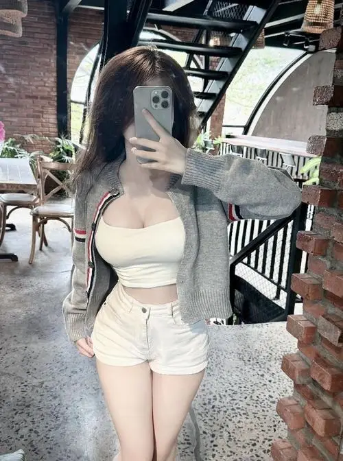 5 Ảnh cô gái mặc đồ trắng ôm nhẹ trước gương ngoài hiên tôn đường cong tự nhiên và thần thái tự tin