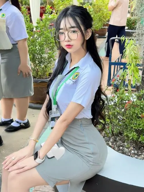 7 Mỹ nhân ngồi nghiêng trong váy xanh nhạt để lộ vóc dáng săn chắc cùng đường nét gọn gàng đầy sức sống