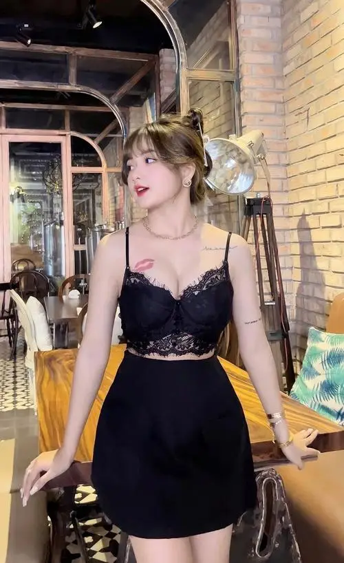 8 Hấp dẫn theo kiểu bí ẩn cô nàng váy đen ngắn nổi bật trang phục tôn dáng giữa không gian gỗ ấm