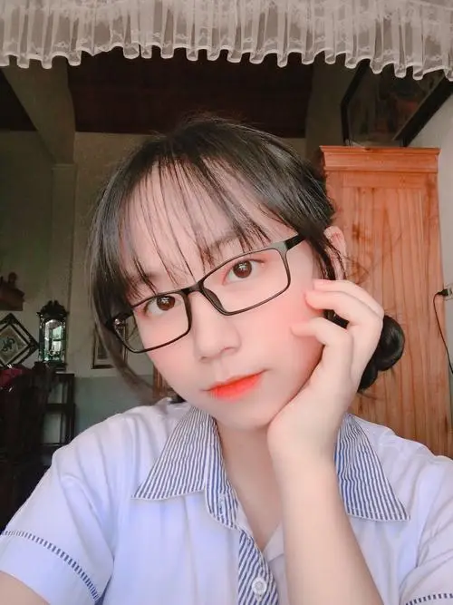 29 Mỹ nhân chống má trước hiên gỗ trong ảnh gái đẹp mang kính với đôi mắt sáng và nét đẹp rất tự nhiên