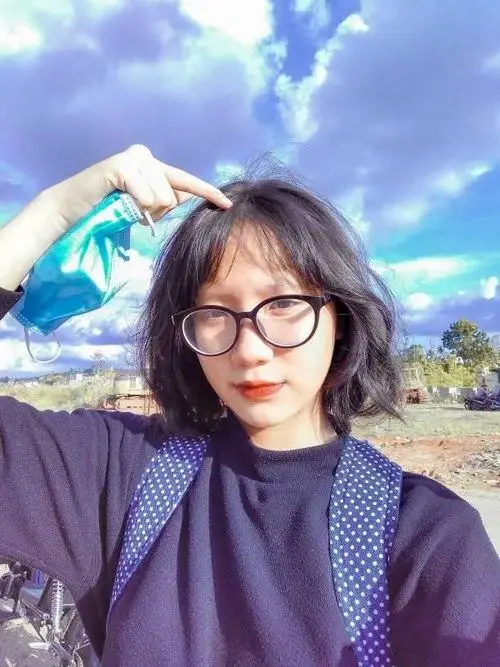 10 Nàng thơ cute giơ tay dưới trời xanh trong kiểu ảnh hot girl đeo kính mang cảm giác trẻ trung và nổi bật