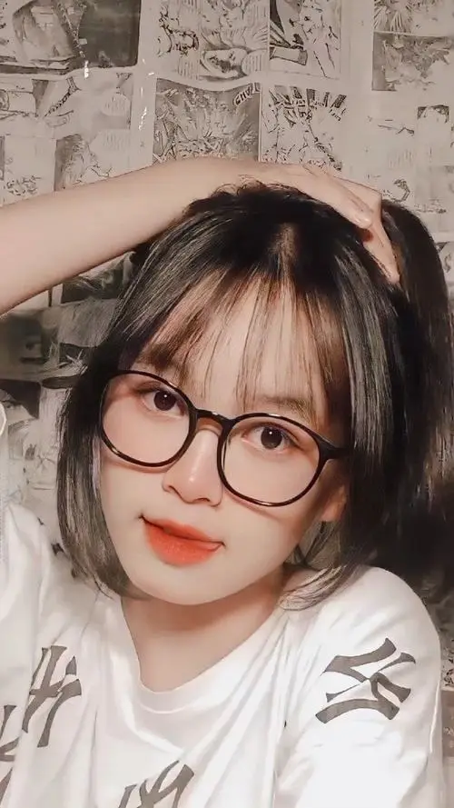 12 Hot girl sexy chạm tay lên tóc với gọng kính nâu tạo bố cục gọn gàng và thần thái tự nhiên đầy sức hút