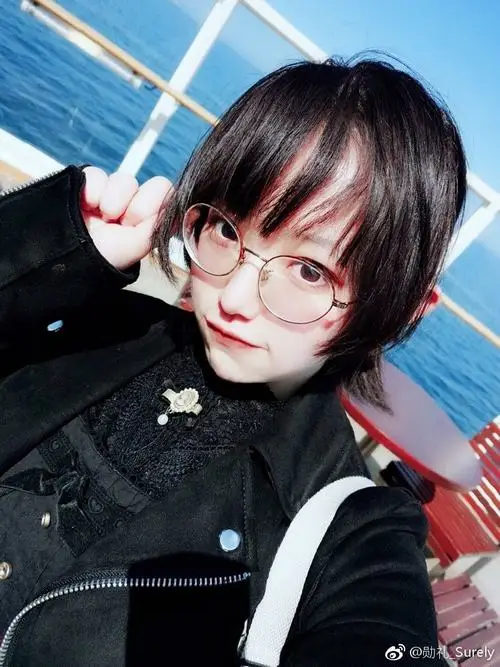 13 Mỹ nhân tạo dáng chữ v dưới nắng với kính mảnh và đôi mắt sáng làm khung hình thêm trong trẻo