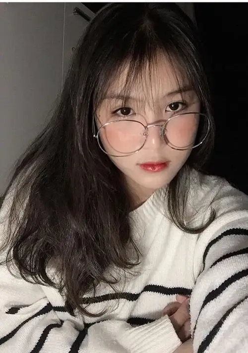 14 Ảnh cô gái xinh đeo kính ghi lại cô gái tóc xõa trong áo len sọc cùng vẻ đẹp thanh lịch rất dễ mến
