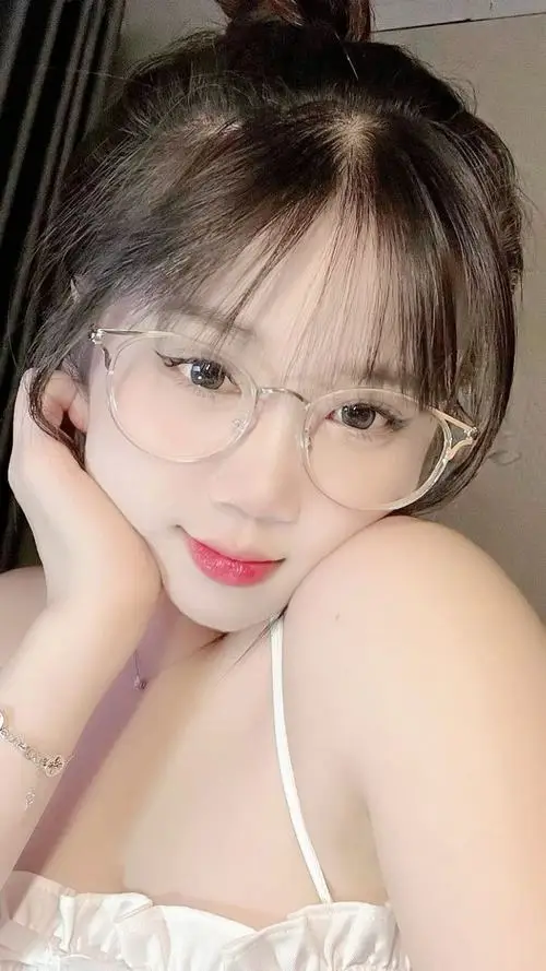 16 Ảnh gái đẹp mang kính bắt trọn gái đẹp tựa má với làn da sáng và nét đẹp dịu dàng đầy thiện cảm