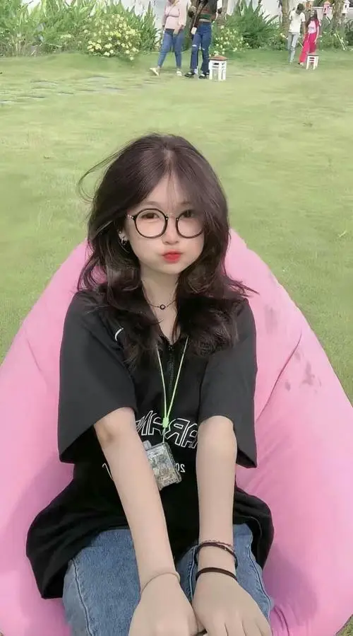 17 Nàng thơ cute ngồi ngoài bãi cỏ với cặp kính lớn và phong cách nữ sinh khiến khung hình mềm mại hơn