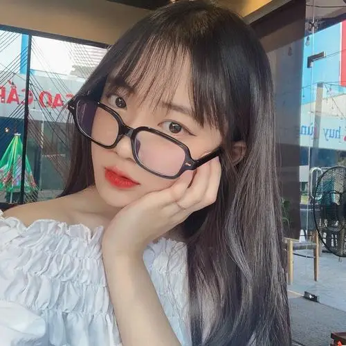 19 Cô gái chống cằm ngoài quán trong kiểu ảnh nữ sinh đeo kính xinh mang vẻ đẹp vừa ngoan vừa cá tính