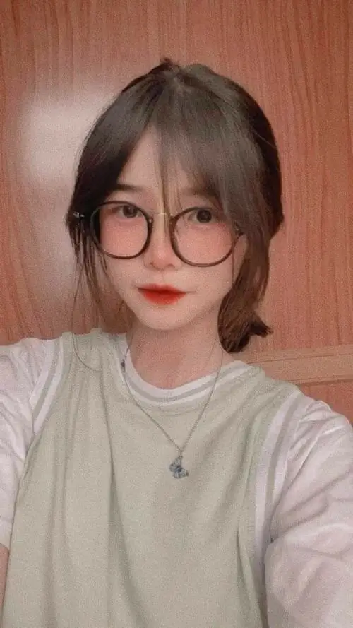 20 Hot girl sexy tóc ngắn ôm mặt với kính tròn và thần thái tự nhiên tạo cảm giác cuốn hút rất bền