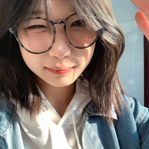 21 Mỹ nhân cười khẽ trong nắng với gọng kính lớn và nụ cười nhẹ làm gương mặt thêm nổi bật