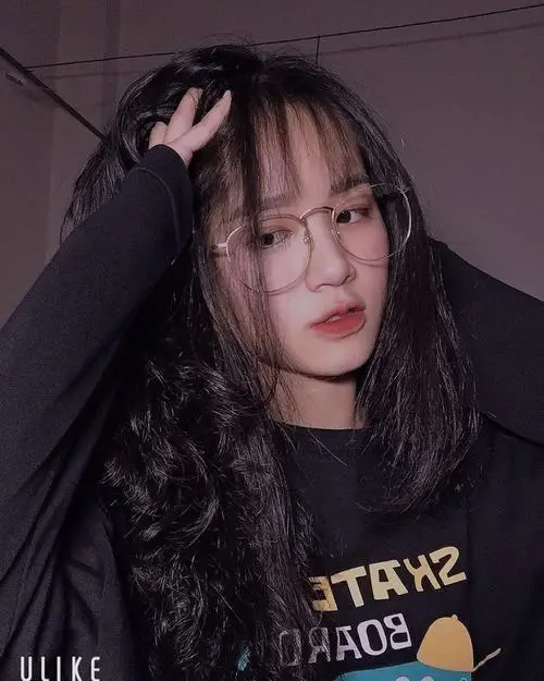 22 Ảnh nàng thơ mắt kính ghi lại cô gái tóc xoăn đen cùng ánh mắt sau lớp kính đầy chiều sâu