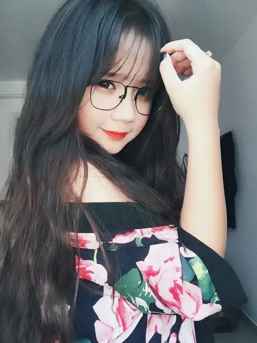 25 Nàng thơ cute diện váy tối với cặp kính và bờ môi nhẹ mang vẻ đẹp mềm mại nhưng sắc nét