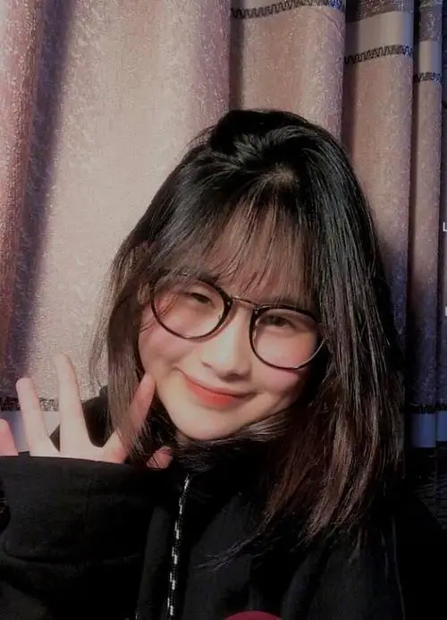 26 Thiếu nữ dễ thương giơ tay bên tóc xanh đen trong ảnh cô gái xinh đeo kính với thần thái tri thức rõ nét