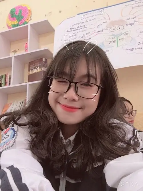 27 Cô gái cười trước kệ sách với kính gọng tròn và cảm giác trong veo làm người xem rất có thiện cảm