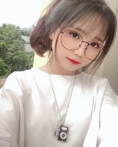 28 Hot girl sexy tóc ngắn sáng màu với cặp kính mảnh tạo vẻ đẹp tổng thể gọn gàng và đáng yêu