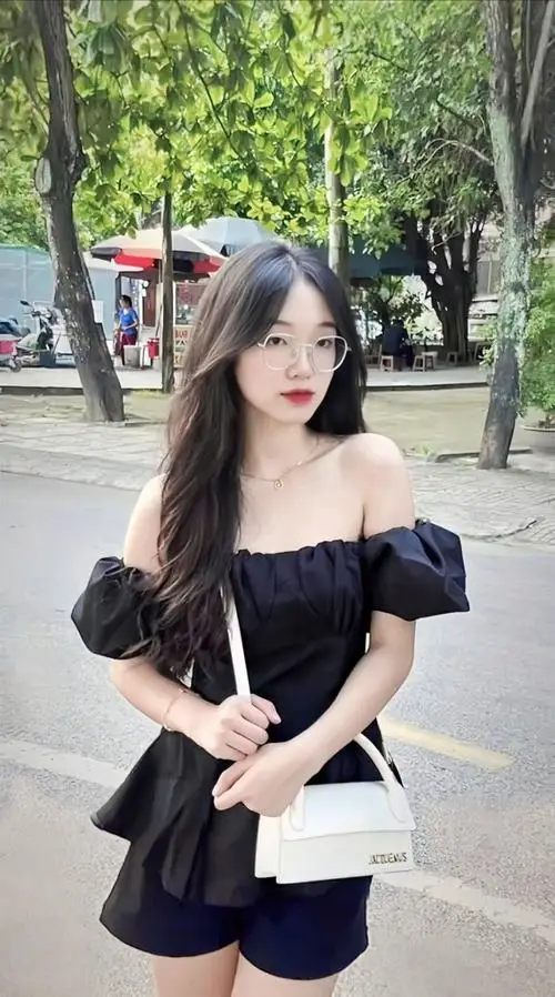3 Nàng thơ cute mặc váy đen ngoài phố đeo kính gọng vuông làm gương mặt hài hòa và phong cách nổi bật hơn