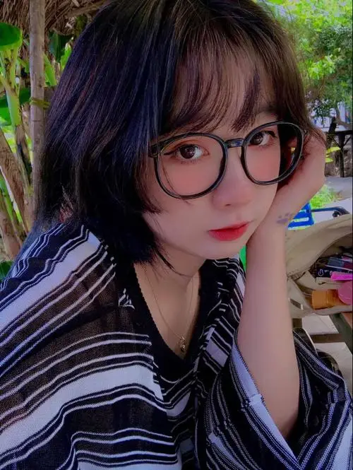 4 Thiếu nữ dễ thương tựa má bên bàn sách với cặp kính lớn và thần thái tri thức rất cuốn hút