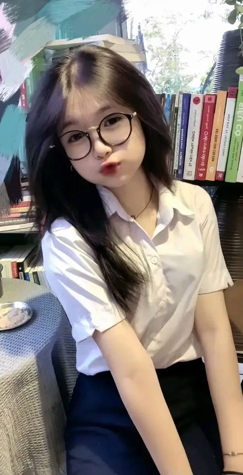 5 Cô gái mặc sơ mi sáng trong khung hình kiểu ảnh cô gái xinh đeo kính mang vẻ thanh lịch và đáng yêu
