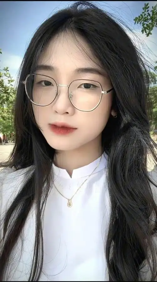 7 Mỹ nhân mặc sơ mi trắng với đôi mắt sáng sau lớp kính mảnh đem lại vẻ đẹp tổng thể rất tự nhiên