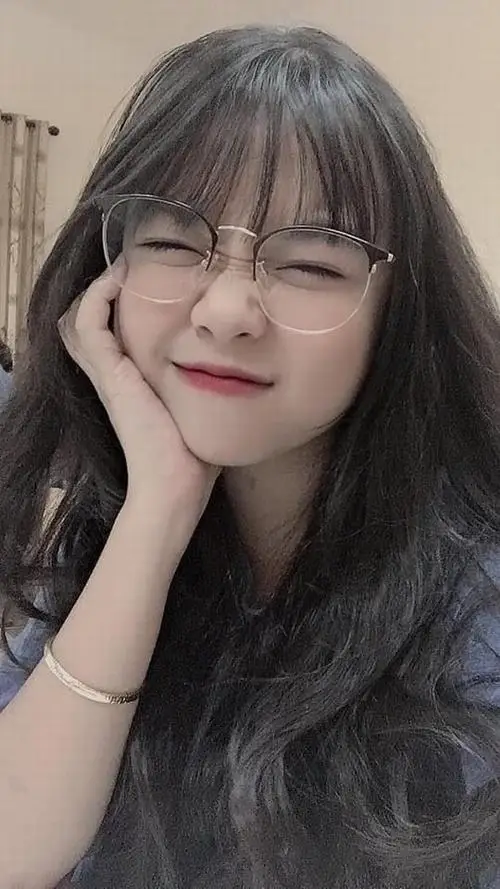 8 Ảnh gái đẹp mang kính ghi lại khoảnh khắc gái xinh cười nhẹ bên tay với mái tóc dài và nét mặt hài hòa
