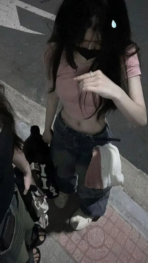 9 Ảnh chụp gương với cô gái mặc đồ tối màu và che mặt bằng điện thoại, ánh sáng mờ tạo cảm giác bí ẩn, ảnh chân dung nữ cuốn hút mang vẻ đẹp hiện đại nhờ bố cục khung hình gọn và thần sắc khá ngầu